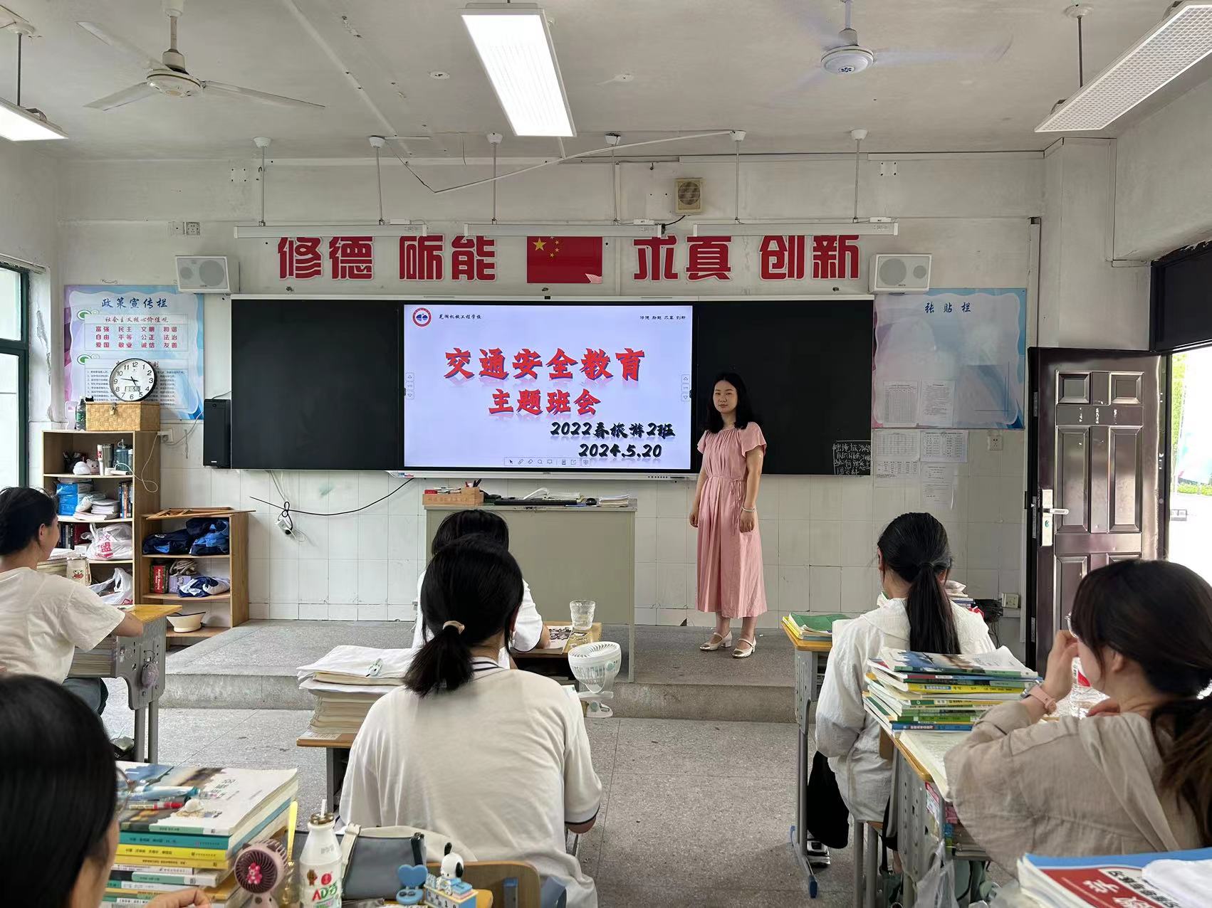 鲁玉霞.jpg 鲁玉霞.jpg